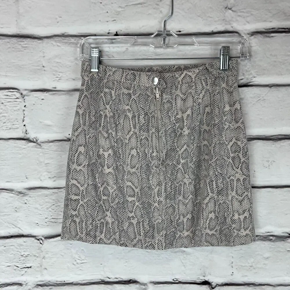 Free People Women's Ivory Snakeskin Print‎ Mini Skirt Size 2